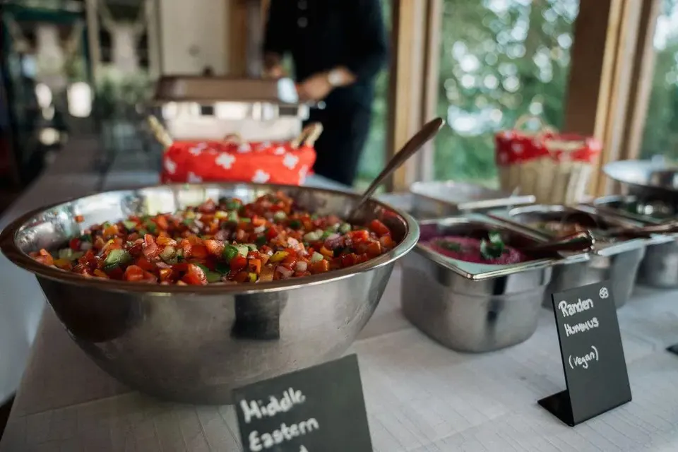 Warmes Gemüsegericht in einer Chafing Dish auf dem Buffet
