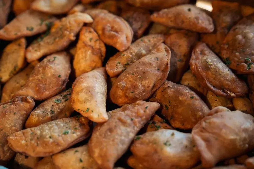 Goldbraun frittierte Potche, gefüllte Teigtaschen, in Nahaufnahme